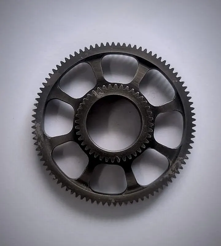 Compound spur gear with lightening pockets